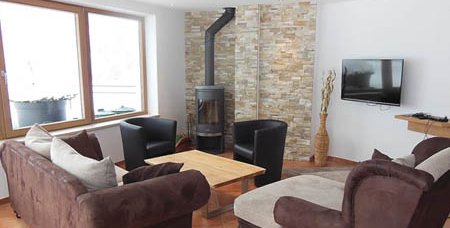Zimmer mit integriertem Wohnbereich. Chalet Apart Hochfügen Cirrus Wohnzimmer Ausstattung