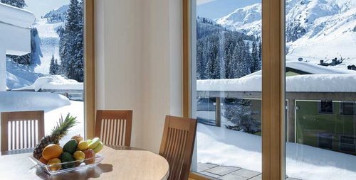 Die Zimmer im Chalet Apart Hochfügen haben einen großartigen Ausblick.  Chalet Apart Hochfügen Hotelzimmer Skiurlaub Winter Schnee