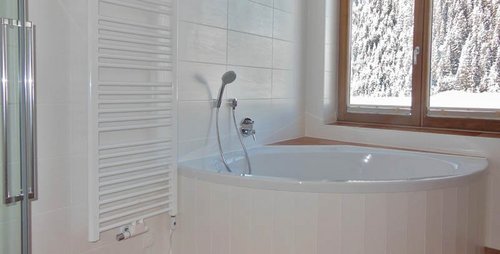 Der Badewannenblick ist etwas ganz Besonderes! Hochfügen Chalet Appart Hochfügen Zillertal Hotelzimmer Bad