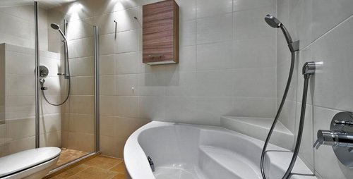 In den großen Bädern lässt es sich herrlich entspannen. Hochfügen Badeinrichtung Chalet Apart Zillertal Tirol
