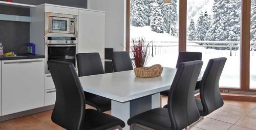 Ein großer Esstisch lädt zum gemeinsamen Speisen ein. Hochfügen Zimmerausstattung Chalet Apart Zillertal Skiurlaub