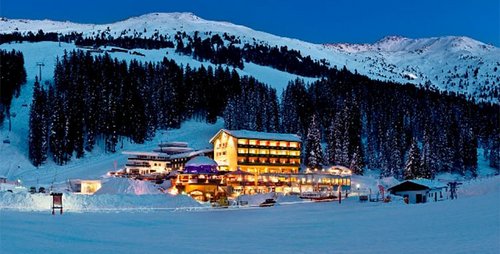 Berghotel Hochfügen: Kulinarik, Wellness, Apres-Ski Berghotel Hochfügen Verwöhnangebot Alm Winter Zillertal Schnee