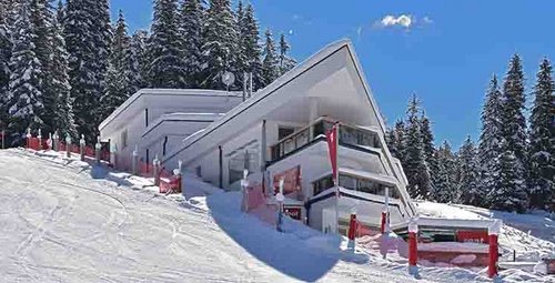 Das Chalet & Apart Hochfügen befindet sich gegenüber des "Drei Hauben Restaurants Alexander". Chalet & Apart Hochfügen Private Spa Skiverleih Tirol Zillertal Hotelbesuch Übernachtung