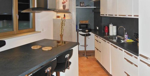Die Küchen sind modern und offen.  Chalet Apart Hochfügen Küchen Zimmerausstattung Zillertal Hotelaufenthalt