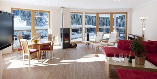 Die Wohnzimmer sind offen und hell gestaltet. Chalet Appart Hochfügen Wohnzimmer Zimmerausstattung Skiurlaub Winter Frühling