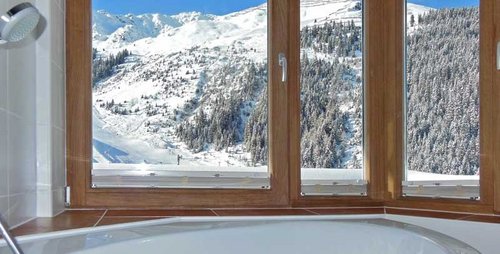 Die schönste Aussicht von der Badewanne aus.  Badewanne Chalet Apart Zillertal Hochfügen Hotelaufenthalt Skiurlaub Winter Frühling