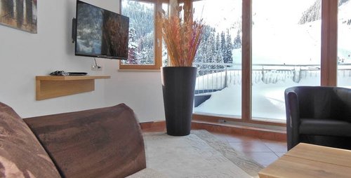 Von der Couch aus die Natur genießen. Chalet Apart Hochfügen Couchblick Zillertal Skiurlaub Winter