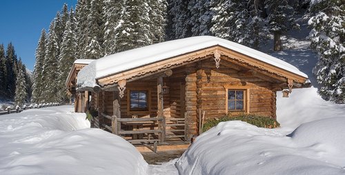 Inmitten verschneiter Naturlandschaft erholt es sich noch besser. Hotel Almhof Hochfügen Skiregion Zillertal Tiefschnee Skiurlaub