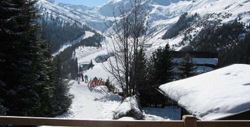 Der Blick von der Terrasse der Thaler Hütte. Terrasse Sonne Schnee Urlaub Buchen Zimmervermietung